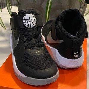 Nike Team Hustle, Size 12C